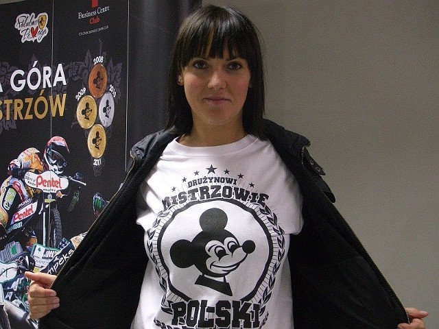 Dominika Getman z klubu prezentuje koszulkę, którą otrzymają kibice