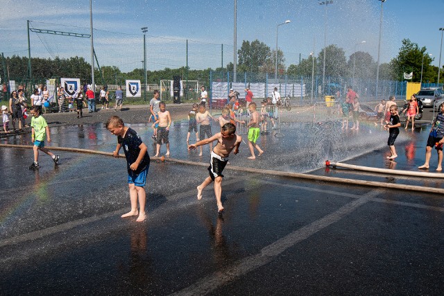 Stowarzyszenie Piłkarskie  Zawisza Bydgoszcz  zorganizowało Dzień Dziecka w piłkarskim klimacie. Były konkursy i zabawy. W "Rodzinnym Zakątku" o atrakcje zadbała ekipa animatorów. Można było strzelać na elektroniczną bramkę. Był też pokaz futbolowego freestylu  w wykonaniu Miłosza Stopińskiego. Nie zabrakło grilla i cateringu. Wielką atrakcją był wóz strażacki, który zapewnił tak potrzebną ochłodę, która bardzo spodobała się dzieciom. Na kolejnych stronach zdjęcia z imprezy.