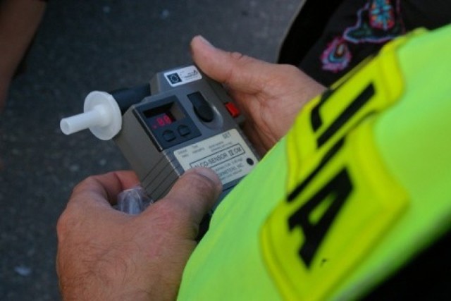 Dzięki obywatelskiemu zgłoszeniu w Strzałkowie w gminie Radomsko zatrzymany został kompletnie pijany kierowca, mężczyzna miał ponad 3 promile alkoholu w organizmie.