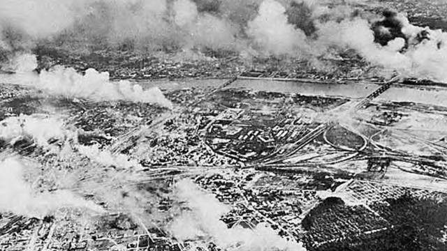 Skutki bombardowania 25.09.1939 r. Pożary pożary na Pradze.