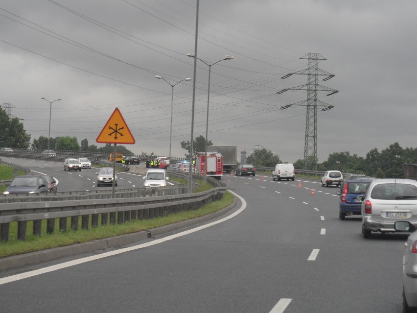 Wypadek na DTŚ w Katowicach. Kobieta uderzyła w barierkę [ZDJĘCIA]