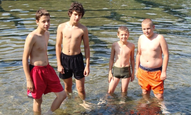 Karol, Tomek, Oskar i Kamil nie mogli się doczekać, aż świeża woda się nagrzeje.