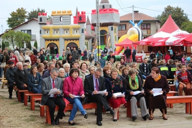 Mieszkańcy Kurzyny z zainteresowaniem śledzili występny na scenie.