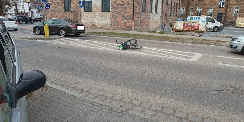 Groźny wypadek w Słupsku. 85-latek potrącił rowerzystę na...