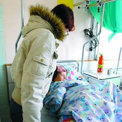 Julia wyszła z wypadku ze złamaną nogą i ogólnymi obrażeniami. Przebywa w białostockim szpitalu, gdzie wczoraj odwiedziła ją ciocia.