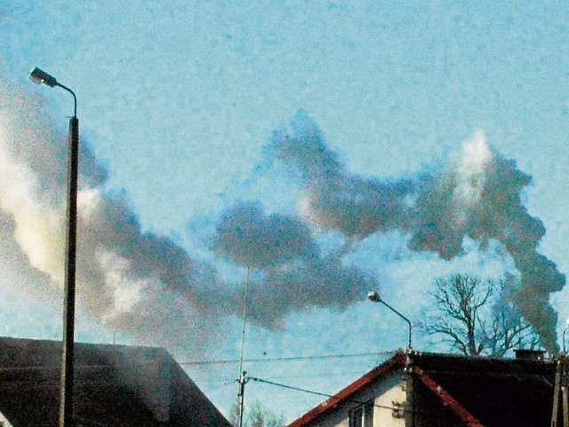 Dymy wydobywające się z kominów w centrum Włocławka, to częsty widok. Sezon grzewczy jest dla mieszkańców trudnym okresem, choćby dlatego, że muszą wdychać spaliny z plastików