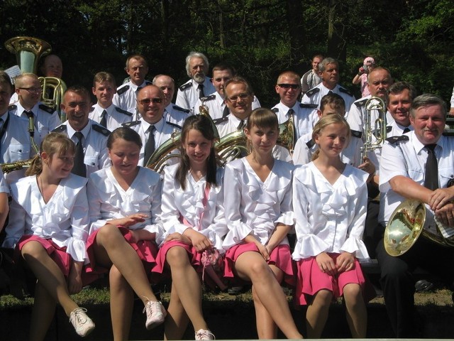 Niemal przez całą majówkę grała strażacka orkiestra z Grochowa, na zdjęciu z dziewczynami, które towarzyszą muzykom podczas koncertów.