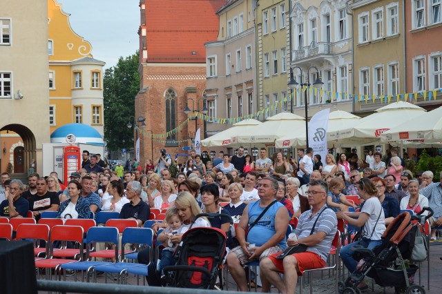 Ogródki piwne i krzesła przed telebimem na opolskim Rynku zapełniły się widownią na rozpoczęcie koncertu w amfiteatrze. Wcześniej na scenie pod ratuszem koncert dał Marek Piekarczyk.