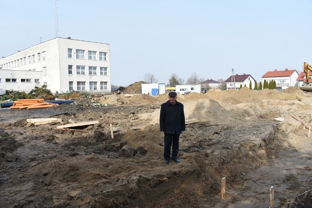 Miejsce budowy hali sportowej odwiedził wójt Rusinowa Andrzej Marian Wesołowski.