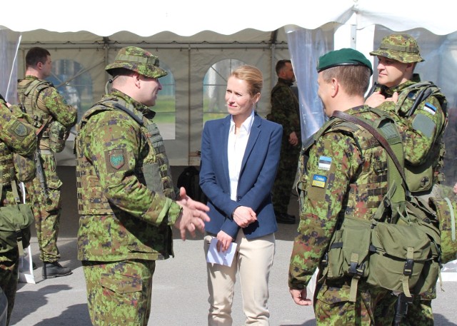 Premier Estonii Kaja Kallas wśród estońskich żołnierzy (maj 2022).