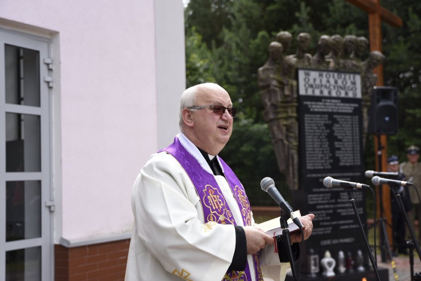 Uroczystość na Cmentarzu Ofiar Egzekucji w Swaryszowie w gminie Sędziszów. Upamiętniono pomordowanych mieszkańców wsi polskiej. Zdjęcia