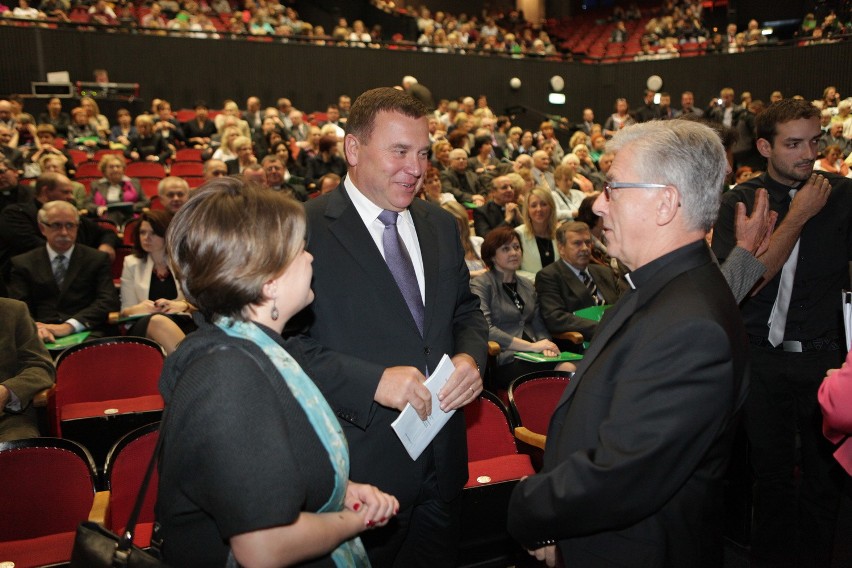 Debata o Rodzinie w Zabrzu. Abp Skworc:  Państwo musi dać młodym ludziom poczucie pewności [ZDJĘCIA]