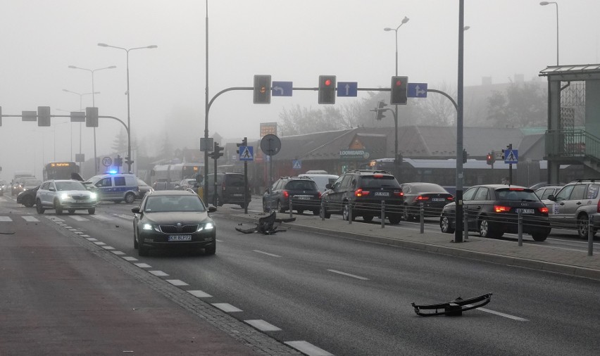 Kraków. Kraksa policyjnego radiowozu na sygnale. Pojazd zderzył się z osobowym BMW. Mandat dla kierowcy radiowozu