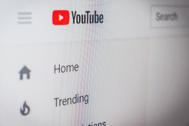 YouTuberzy zarabiają dzięki tworzeniu treści do największej platformy z wideo.