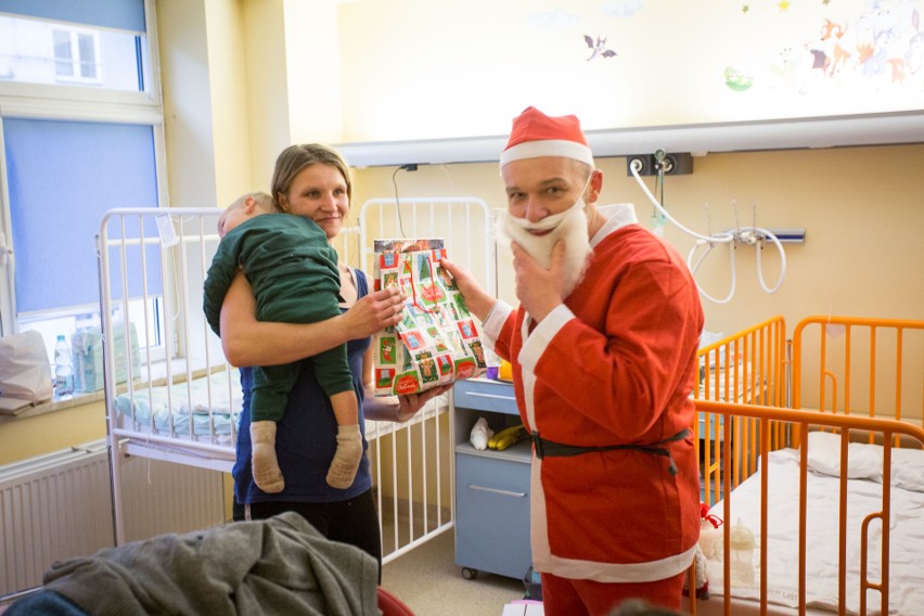 Mikołaje z City Taxi odwiedziły dzieci w słupskim szpitalu