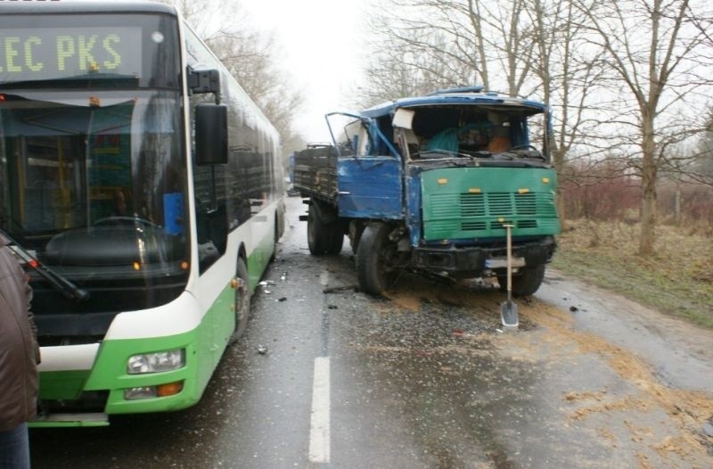 Jelcz uderzył w autobus, potem w cieżarówkę a ciężarówka - w opla (zdjęcia)