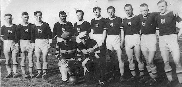 Piłkarska reprezentacja Torunia z 1937 roku. Od lewej: Wierzelewski, Kamiński, Kowalski, Wierzchowski, Ziółkowski, Ochocki, Wiśniewski, Jeziorski, Frączak, Trenk. Klęczą bramkarze: Wiciński i Karczewski