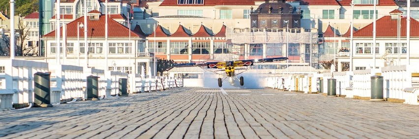 Jeden z najlepszych na świecie pilotów wyścigowych Łukasz Czepiela wylądował samolotem na molo w Sopocie