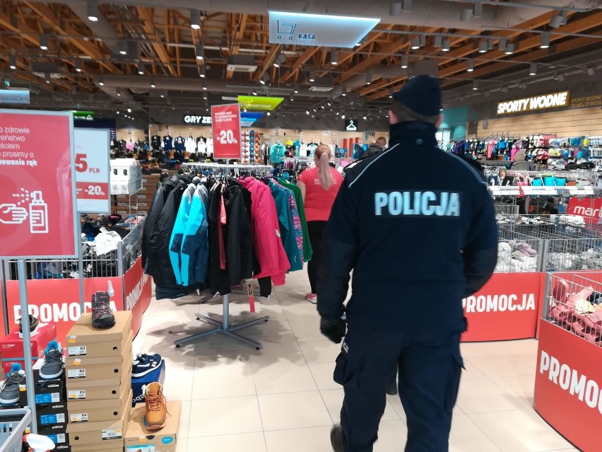 Policjanci kontrolują przestrzeganie nakazów związanych z...