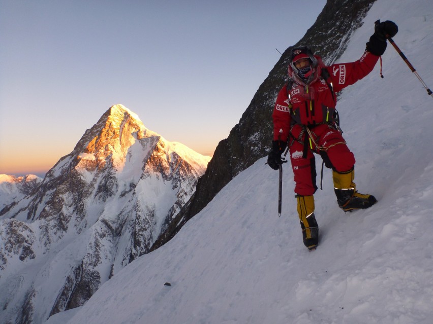 Podczas wspinaczki zimą na Broad Peak. W tle K2