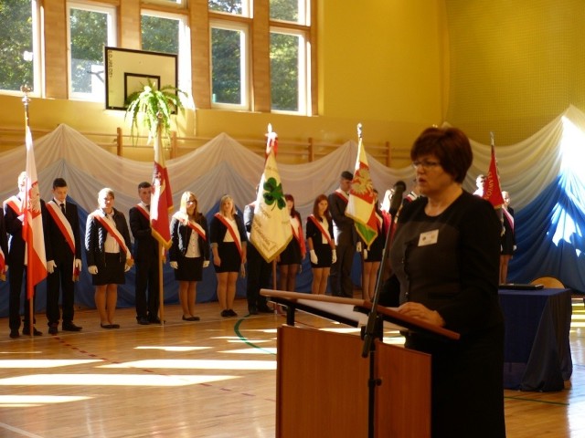 Podczas uroczystości przemawia dyrektor szkoły rolniczej w Sichowie Dużym Anna Durlej