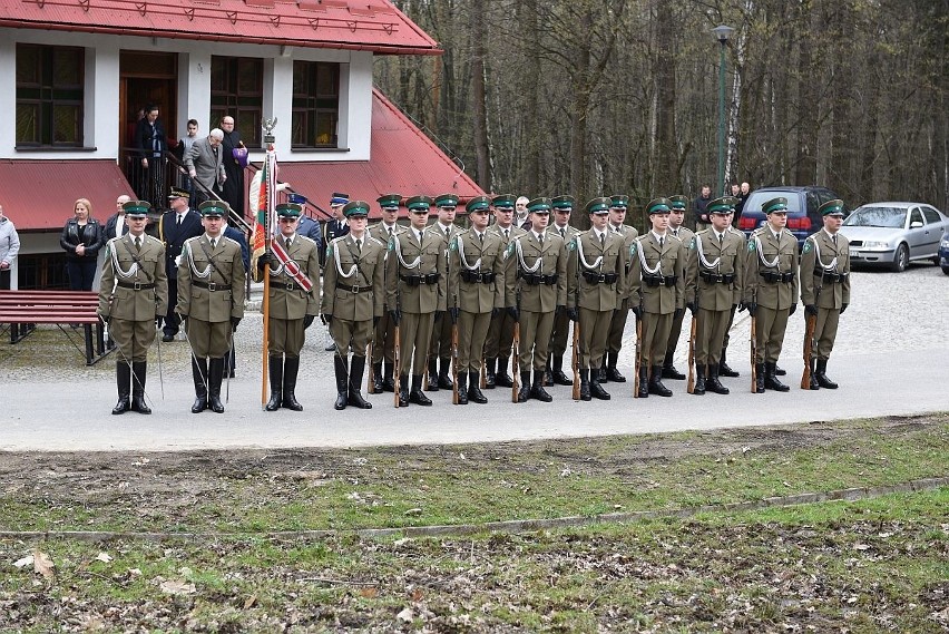 Nowy Sącz. Apel Pamięci i wiązanki kwiatów pod symbolicznymi głazami w Lasku Falkowskim [ZDJĘCIA]