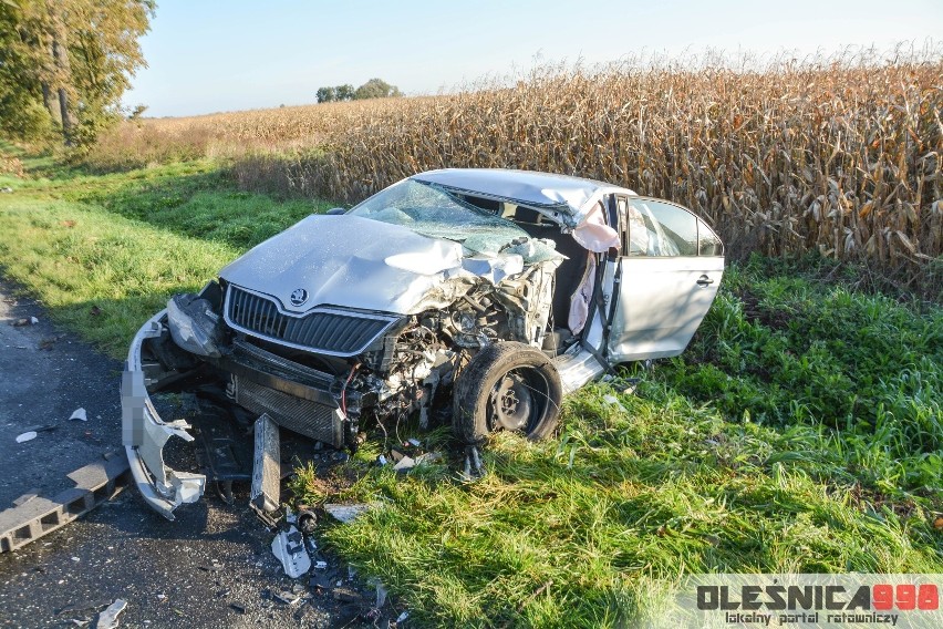 Groźny wypadek pod Oleśnicą. Skoda zmiażdżona po zderzeniu z ciężarówką