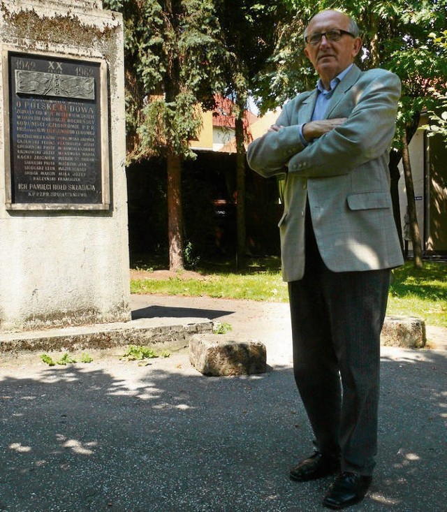 Według Eugeniusza Koniecznego, tablica z pomnika na Plantach Salinarnych powinna zostać przeniesiona w inne miejsce Bochni