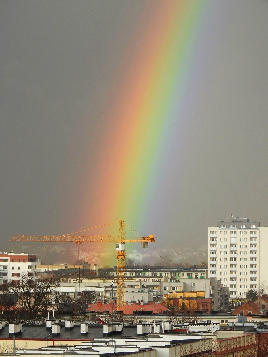 Niesamowita tęcza nad Białymstokiem. Pojawiła się tylko na...