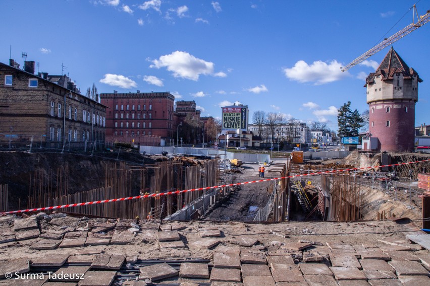 Wiadukt w Stargardzie stawiany od nowa. Remont peronów, układanie torów. Nowe ZDJĘCIA 