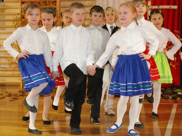 Część artystyczna w wykonaniu najmłodszych uczniów zachwyciła wszystkich zebranych na jubileuszu stulecia ZS w Kielanówce.