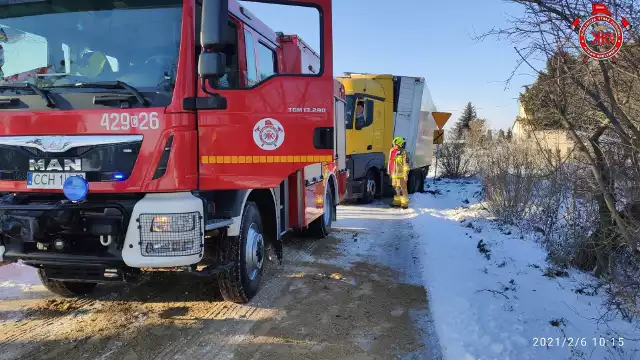 Samochód ciężarowy w rowie. Druhowie z kijewskiej OSP ruszyli z pomocą