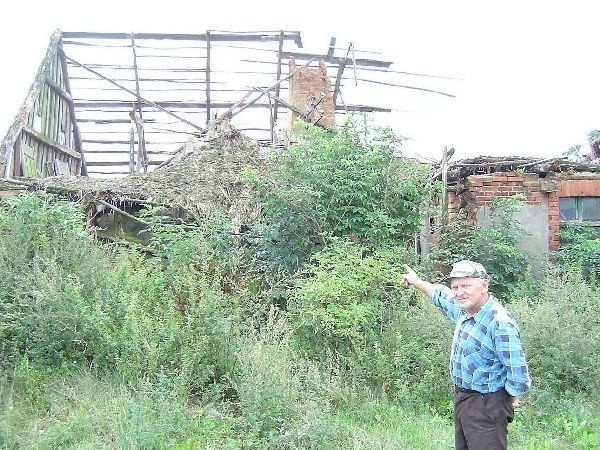 Tyle zostało ze stodoły Tadeusza Nalazka. Gospodarz straty  oszacował na ok. 50.000 zł.