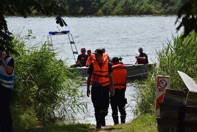 Pod koniec trzeciego dnia akcji poszukiwawczej strażakom oraz nurkom udało się zlokalizować ciało 25-letniego mężczyzny, który zaginął we wtorek na jeziorze Grzymisławskim w Śremie.Przejdź do kolejnego zdjęcia --->