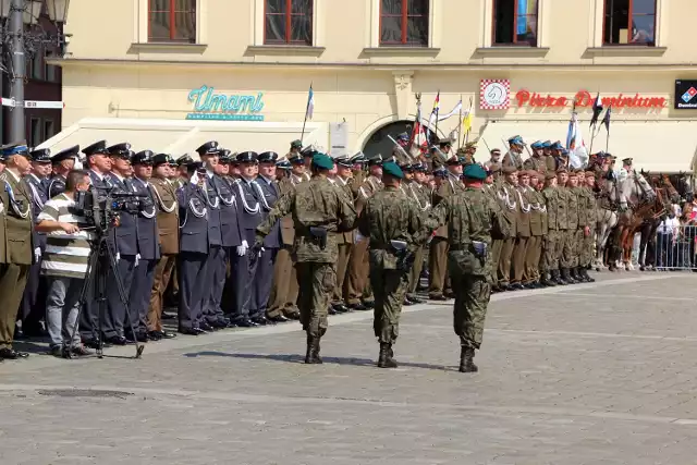 Apel w Święto Wojska Polskiego na wrocławskim rynku przyciągnął tłumy mieszkańców i turystów.