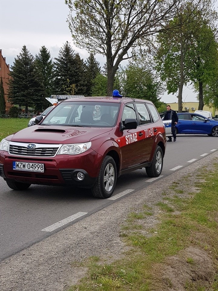 Strażacy zabezpieczali miejsce, gdzie został uszkodzony...