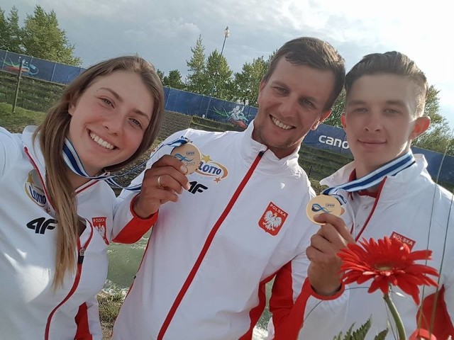 Klaudia Zwolińska, trener Dariusz Wrzosek i Kacper Sztuba