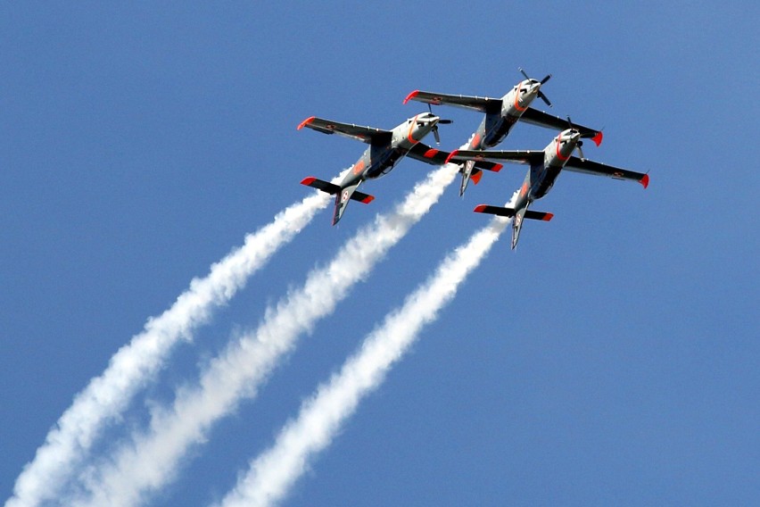 Air Festival Świdnik. Taniec Biało - Czerwonych Iskier na niebie [ZDJĘCIA, WIDEO]