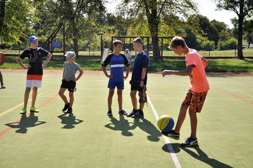 Szelków. Festyn sportowo-kulinarny. 25.08.2019. Był konkurs na najlepsze ciasto i mecz piłki nożnej