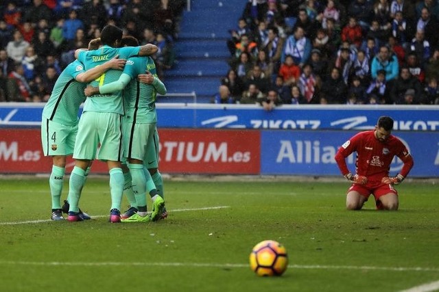 Piłkarze Barcelona cieszą się z kolejnego gola na stadionie Deportivo