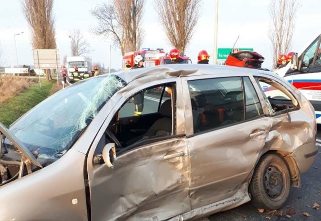 Do poważnego wypadku doszło na DK78 w Sączowioe. Kierowca trafił do szpitala w ciężkim stanie