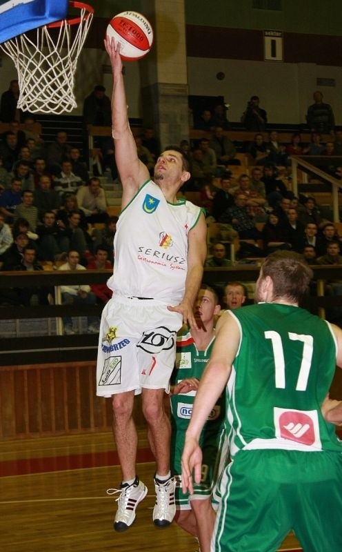 Pierwszoligowi koszykarze Siarki Tarnobrzeg (z piłką Michał Baran) pewnie pokonali rywali z Kalisza.