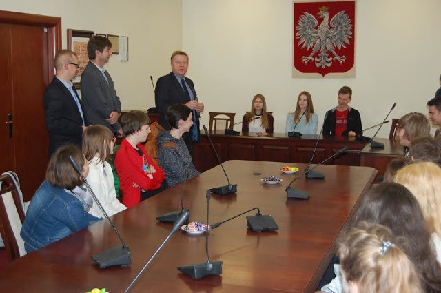 Starosta opowiedział  uczniom,  na czym polega praca radnych i  zarządu powiatu. Zachęcał,  aby w przyszłości zasiedli w radzie.