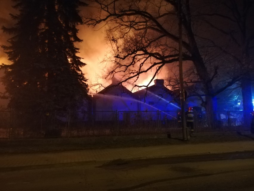 Potężny pożar na Stabłowicach. Spłonęła była hala produkcyjna i magazyn [FILM, ZDJĘCIA]