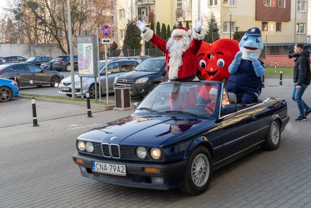 Ulicami Bydgoszczy przejechał Święty Mikołaj w towarzystwie maskotki kujawsko-pomorskich policjantów "Polfinka" oraz "Serca Caritasu".Przejazd odbył się w ramach akcji "Bezpieczeństwo ze Świętym Mikołajem" organizowanej przez Caritas Diecezji Bydgoskiej i Komendę Wojewódzką Policji w Bydgoszczy.- Już po raz czwarty w asyście policyjnego radiowozu świąteczny konwój wyjechał z siedziby Caritasu Diecezji Bydgoskiej do Wojewódzkiego Szpitala Dziecięcego im. Józefa Brudzińskiego w Bydgoszczy - relacjonuje kom. Adam Kumkowski z Komendy Wojewódzkiej Policji w Bydgoszczy.- Te niecodzienne odwiedziny oraz świąteczne upominki rozdawane przez Świętego Mikołaja i jego przyjaciół wywołały na twarzach małych pacjentów oraz ich rodziców uśmiechy radości. I o to właśnie chodziło - podkreśla kom. Adam Kumkowski.