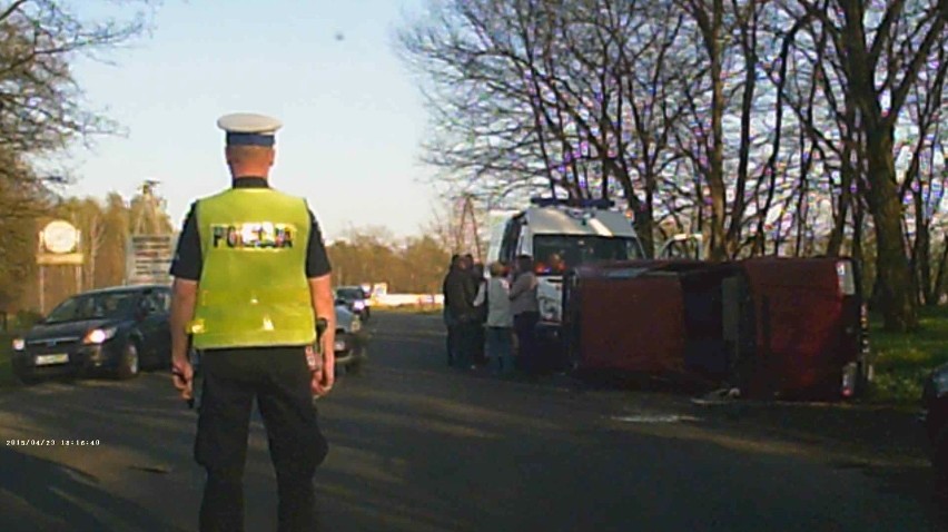 Groźny wypadek! Przewrócona na bok skoda na Rąbieńskiej! Zderzyły się panie... [FILM, zdjęcia]