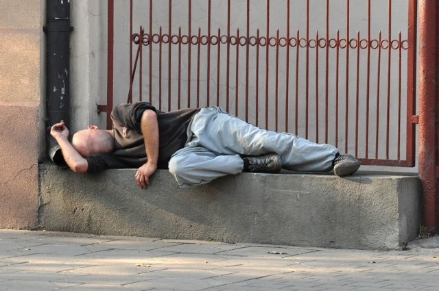 To zdjęcie zrobiliśmy na przystanku Stru-ga/Niedziałkowskiego w stronę centrum. Pan smacznie śpi nie zważając na przechodniów.