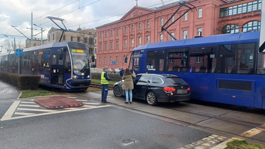 3.01.2024 r. Wypadek tramwaju i BMW na ul. Pułaskiego.