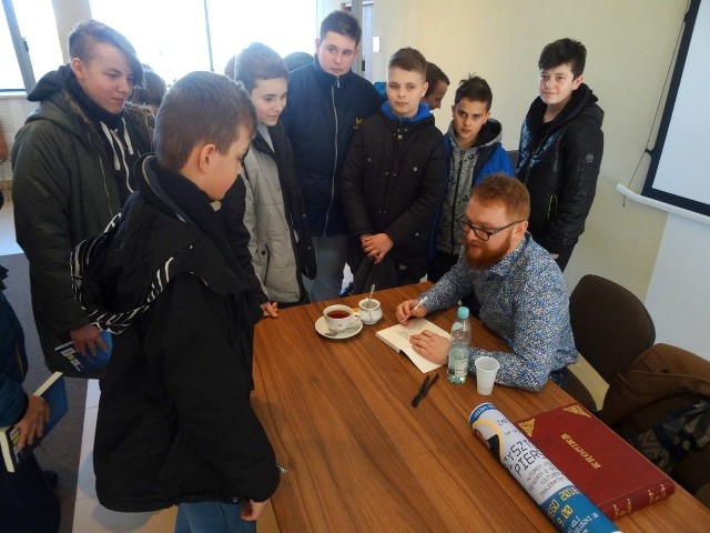 Po spotkaniu z Krzysztofem Piersą młodzi ludzie mogli kupić książkę, poprosić o autograf czy porozmawiać z autorem