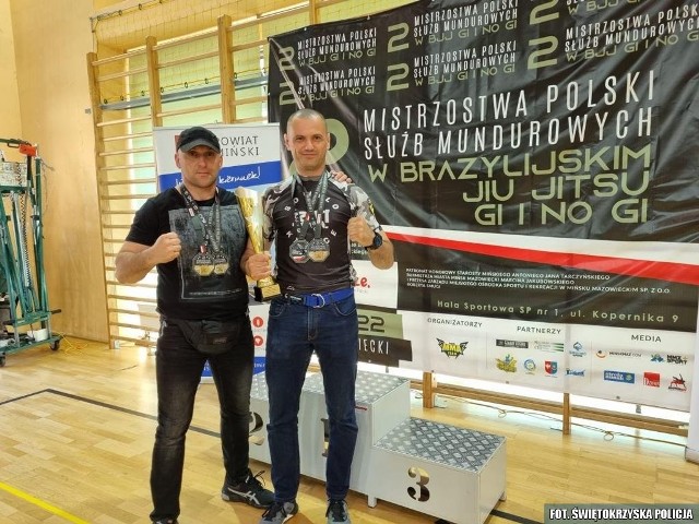 Złoci medaliści z kieleckiej policji: komisarz Kamil Sanecki (z lewej) i sierżant Michał Jaworski